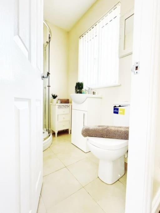 5 Bedroom, Sleeps 9 - Base To Explore Liverpool And Beyond Exterior photo