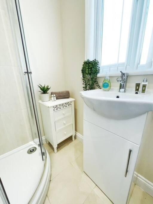5 Bedroom, Sleeps 9 - Base To Explore Liverpool And Beyond Exterior photo