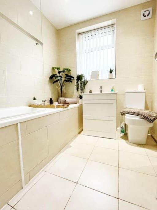 5 Bedroom, Sleeps 9 - Base To Explore Liverpool And Beyond Exterior photo