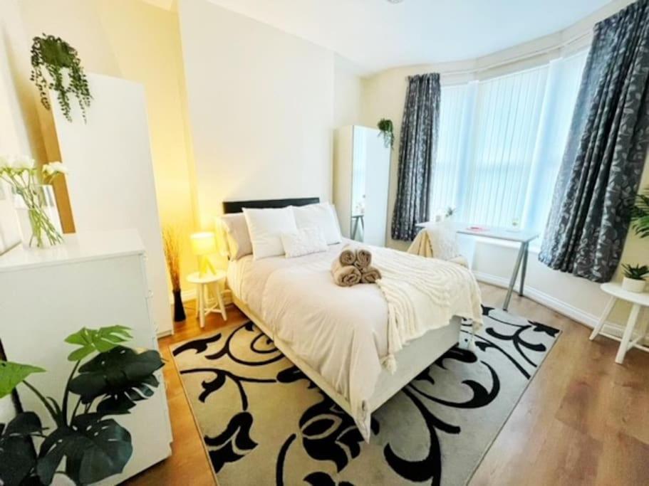 5 Bedroom, Sleeps 9 - Base To Explore Liverpool And Beyond Exterior photo