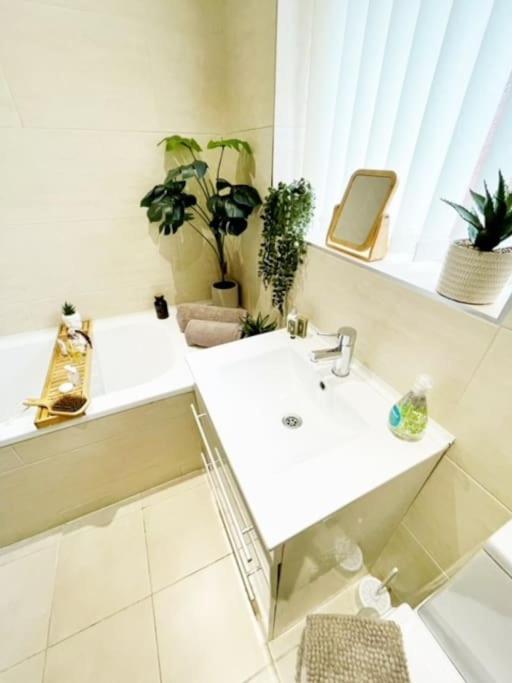 5 Bedroom, Sleeps 9 - Base To Explore Liverpool And Beyond Exterior photo