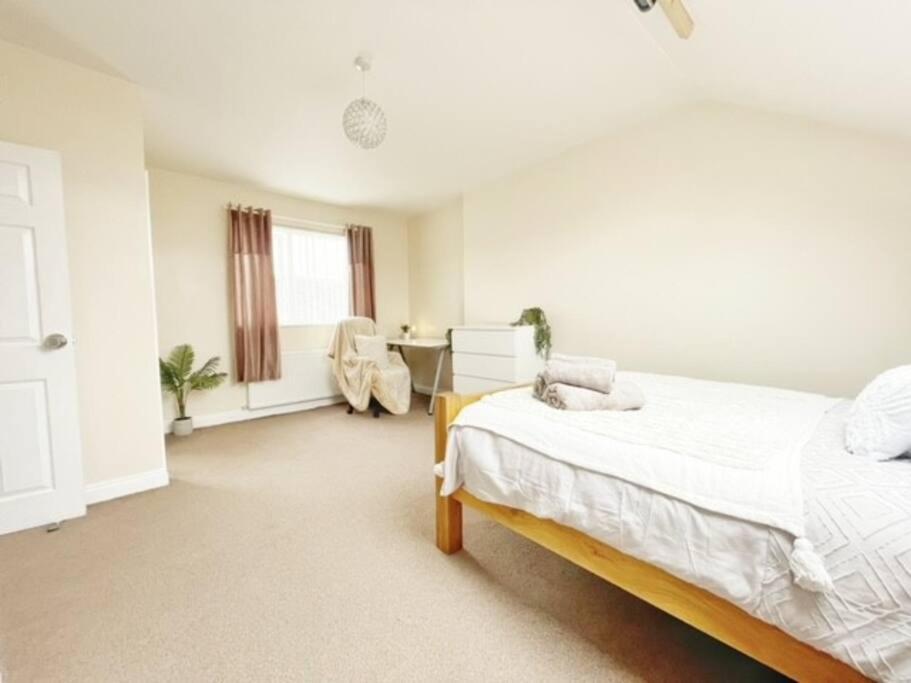 5 Bedroom, Sleeps 9 - Base To Explore Liverpool And Beyond Exterior photo
